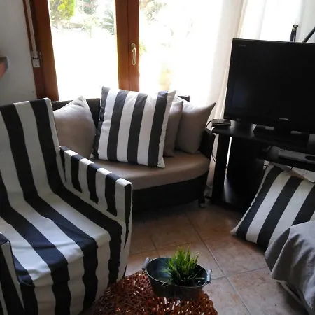 Maisonette With Garden Casa de Férias *